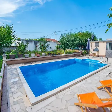 Kiwi With Private Pool Ferienhaus