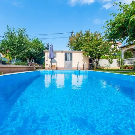 Kiwi With Private Pool *