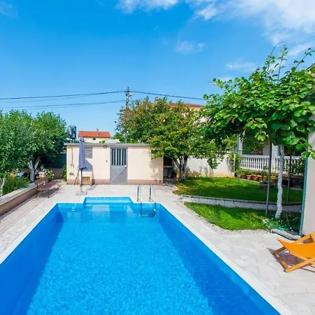 Hébergement de vacances Kiwi With Private Pool